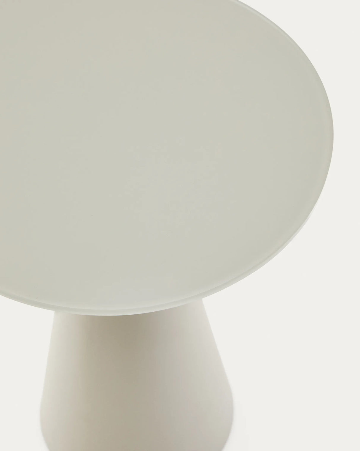 Wilshire Beistelltisch aus gehärtetem Milchglas und Stahl matt grau lackiert Ø35 cm von Kave Home – Produktbild 1