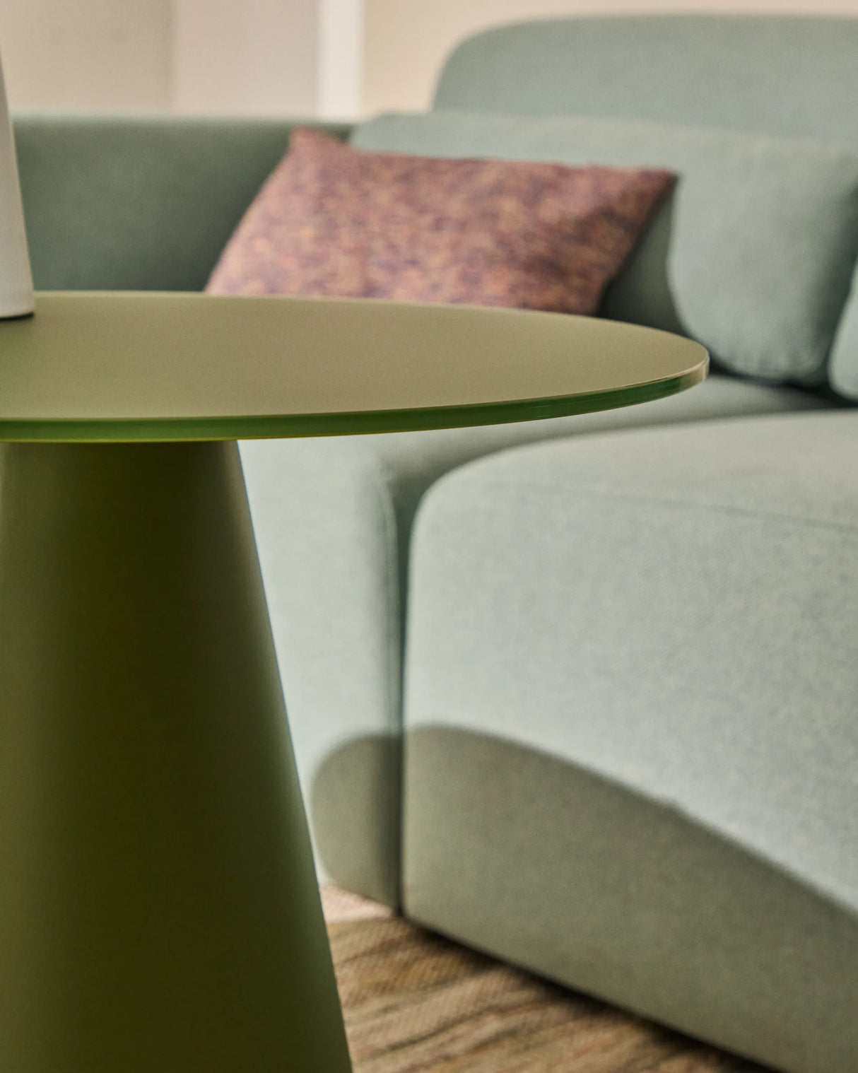 Wilshire Beistelltisch aus gehärtetem Milchglas und Stahl matt grün lackiert Ø50 cm von Kave Home – Produktbild 3