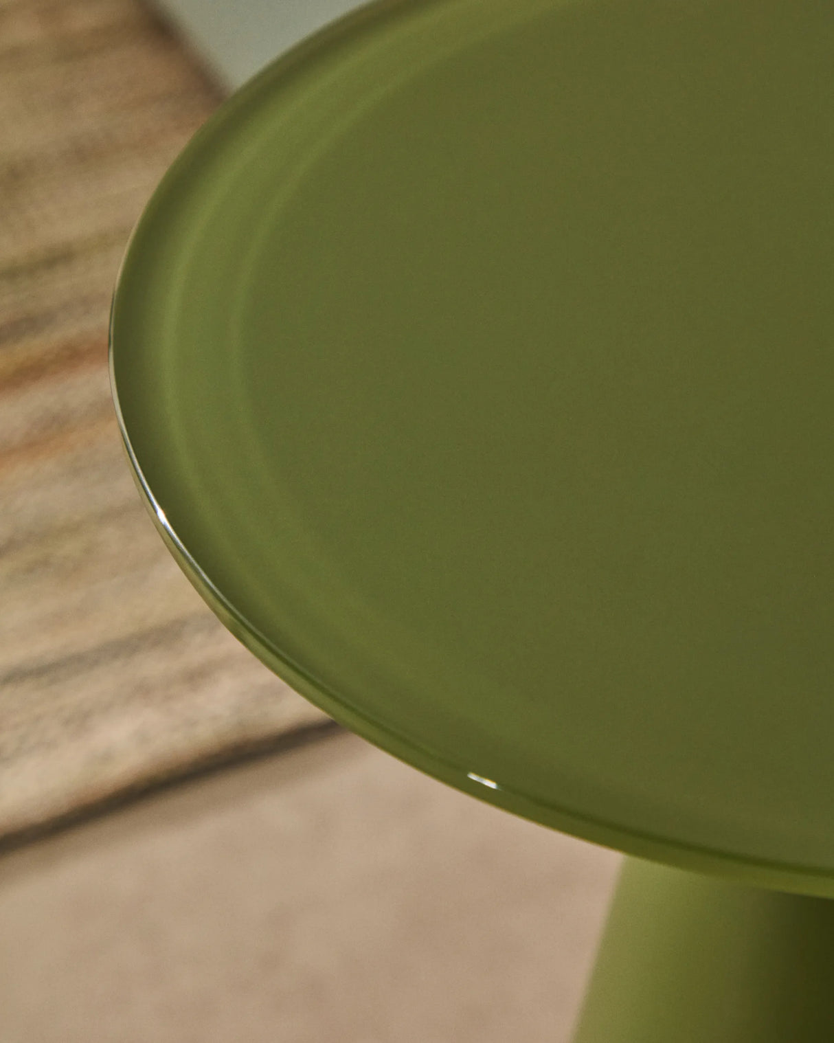 Wilshire Beistelltisch aus gehärteten Milchglas und Stahl matt grün lackiert Ø35 cm von Kave Home – Produktbild 3