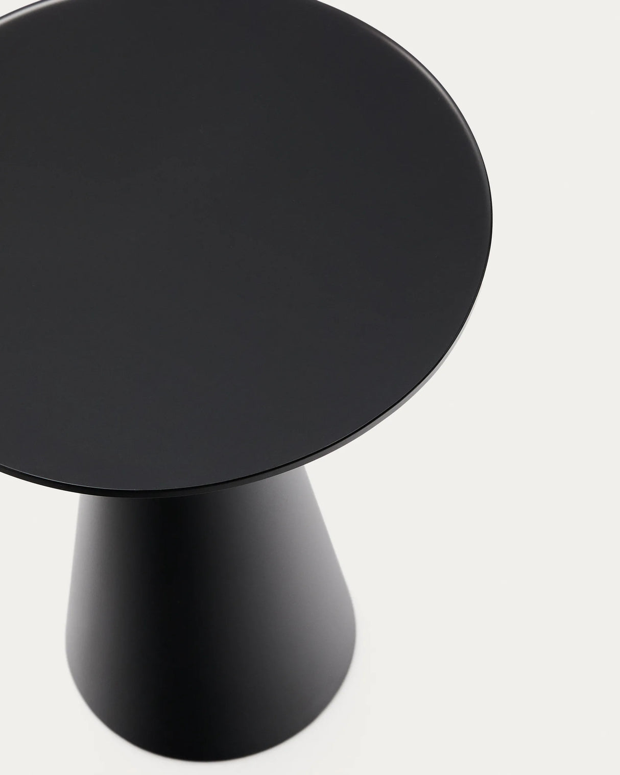 Wilshire Beistelltisch aus gehärteten Milchglas und Stahl matt schwarz lackiert Ø35 cm von Kave Home – Produktbild 1