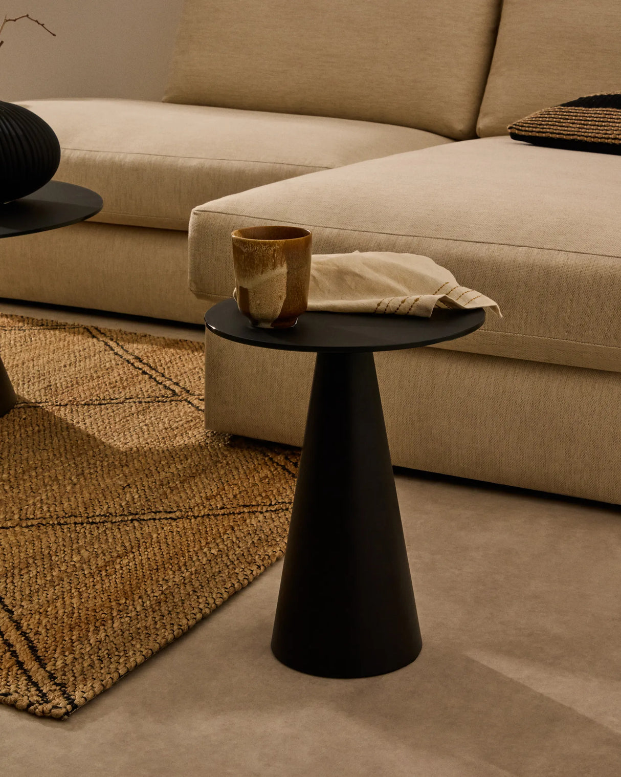 Wilshire Beistelltisch aus gehärteten Milchglas und Stahl matt schwarz lackiert Ø35 cm von Kave Home – Produktbild 4