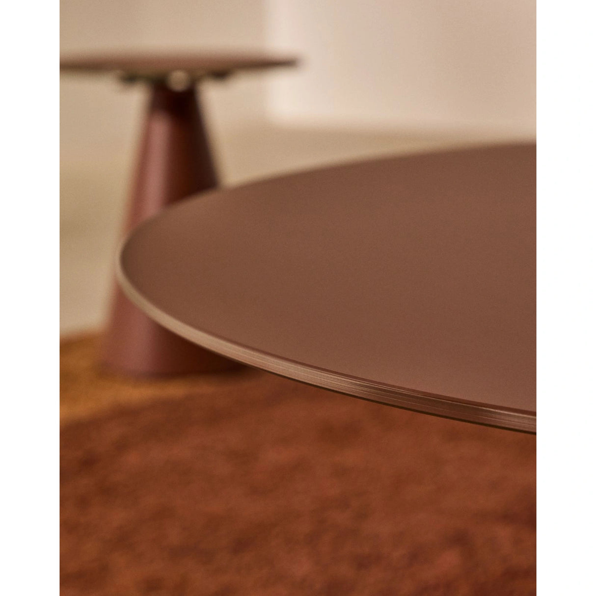 Wilshire Couchtisch aus gehärtetem Milchglas und Stahl matt terracottafarben lackiert Ø80 cm von Kave Home – Produktbild 3
