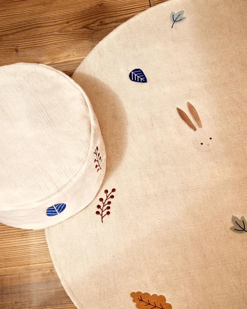 Yanil Pouf aus 100% Baumwolle weiß mit bunten Blättern bestickt Ø 40 cm von Kave Home – Bild 3