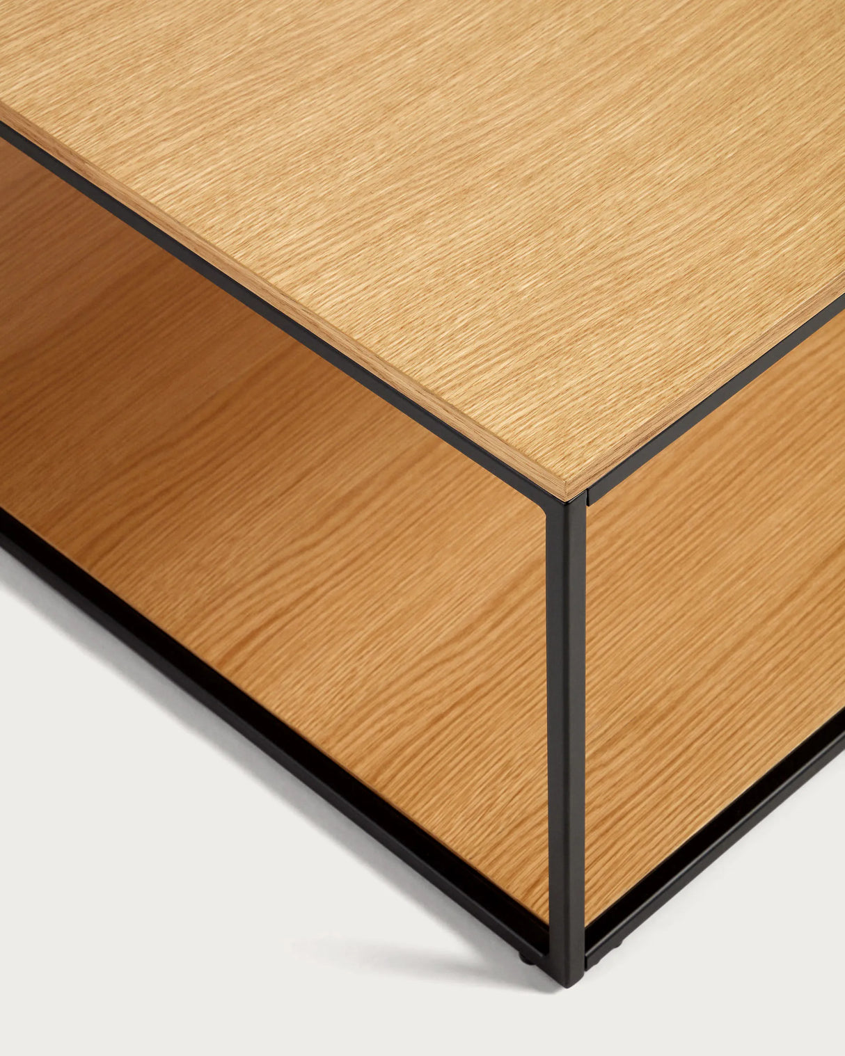 Yoana Couchtisch aus Eichenfurnier und schwarz lackiertem Metallgestell 80 x 80 cm von Kave Home – Produktbild 1