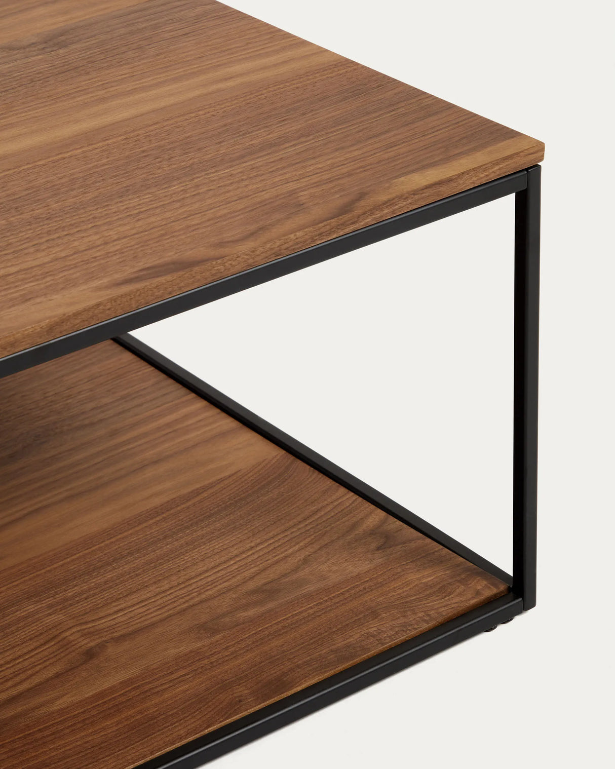 Yoana Couchtisch aus Nussholzfurnier und schwarz lackiertem Metallgestell 80 x 80 cm von Kave Home – Produktbild 1