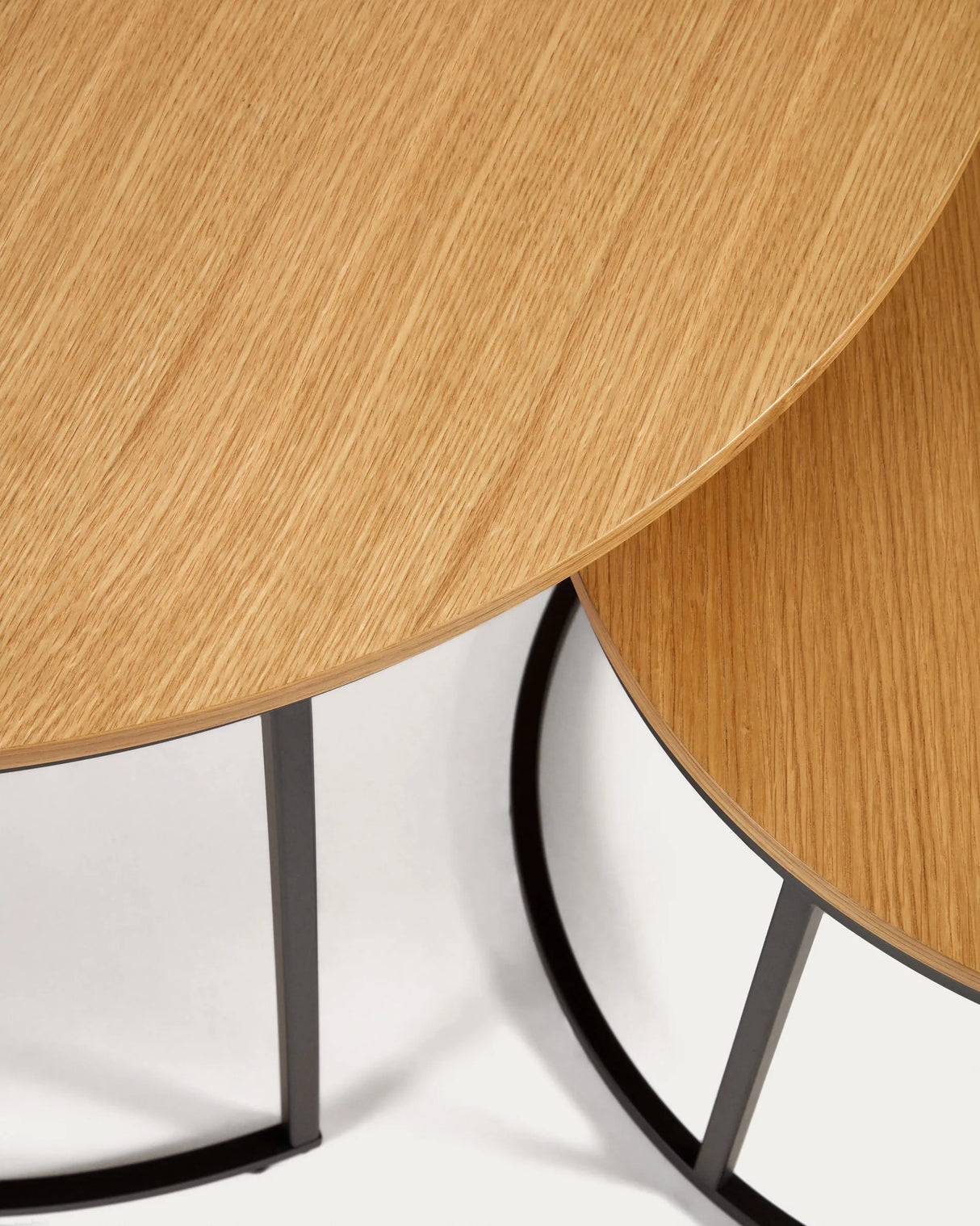 Yoana Set 2 Satzbeistelltische Eichenfurnier und Metall schwarz lackiert Ø 80 cm/Ø 50 cm von Kave Home – Produktbild 1