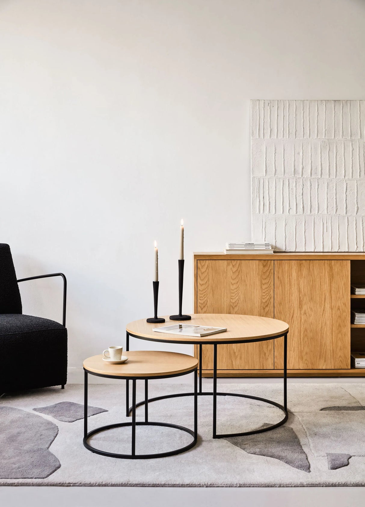 Yoana Set 2 Satzbeistelltische Eichenfurnier und Metall schwarz lackiert Ø 80 cm/Ø 50 cm von Kave Home – Produktbild 4