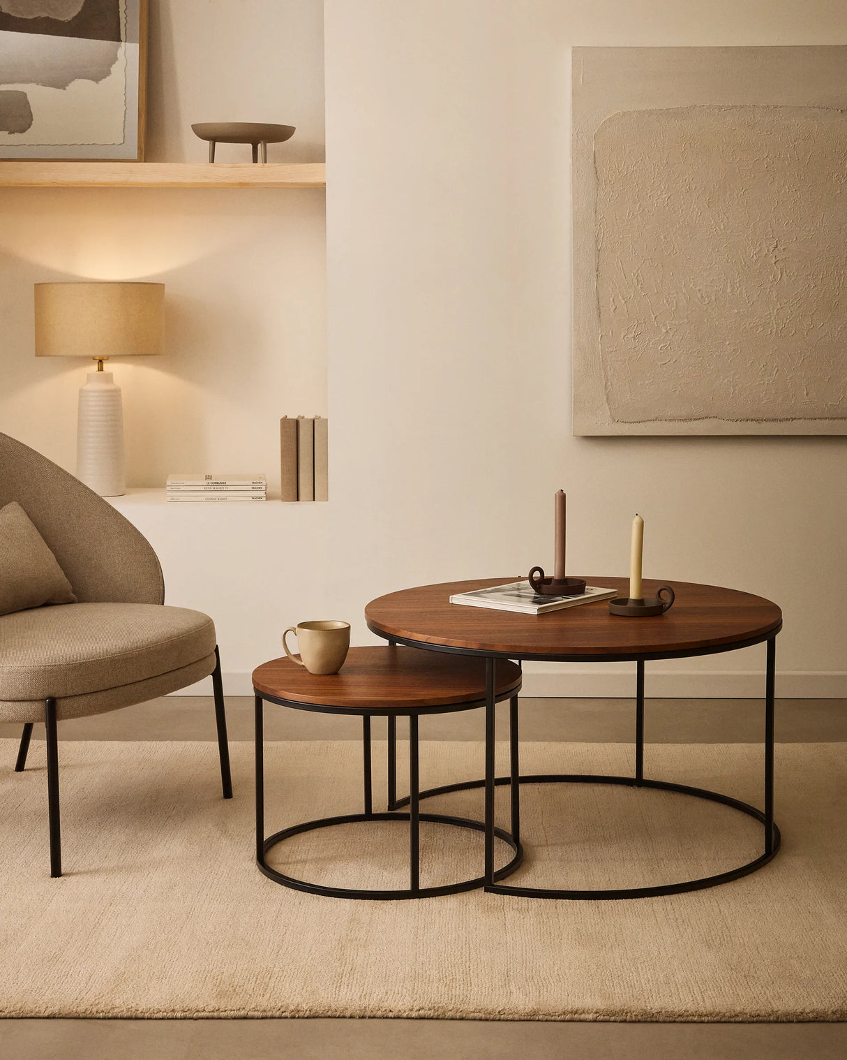 Yoana Set 2 Satzbeistelltische Nussholzfurnier und Metall schwarz lackiert Ø 80 cm/Ø 50 cm von Kave Home – Produktbild 4