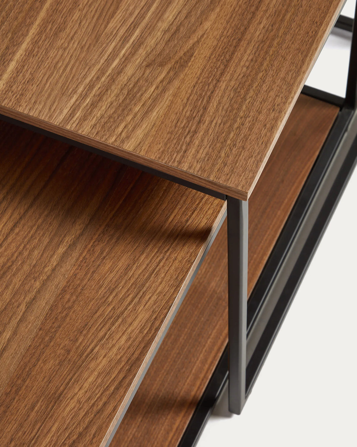 Yoana Set aus 2 Satzbeistelltischen Nussholzfurnier und schwarz lackiertes Metallgestell von Kave Home – Produktbild 1