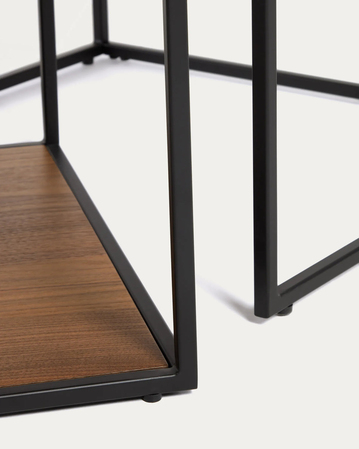 Yoana Set aus 2 Satzbeistelltischen Nussholzfurnier und schwarz lackiertes Metallgestell von Kave Home – Produktbild 2