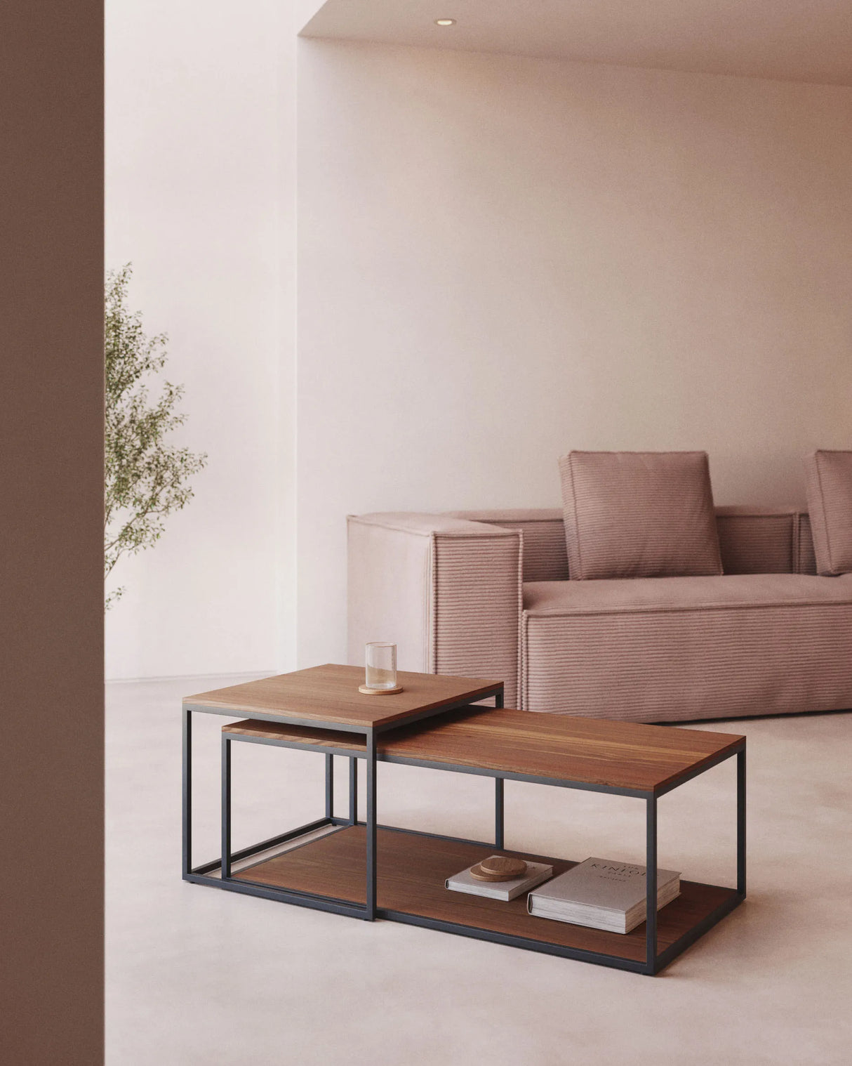 Yoana Set aus 2 Satzbeistelltischen Nussholzfurnier und schwarz lackiertes Metallgestell von Kave Home – Produktbild 4