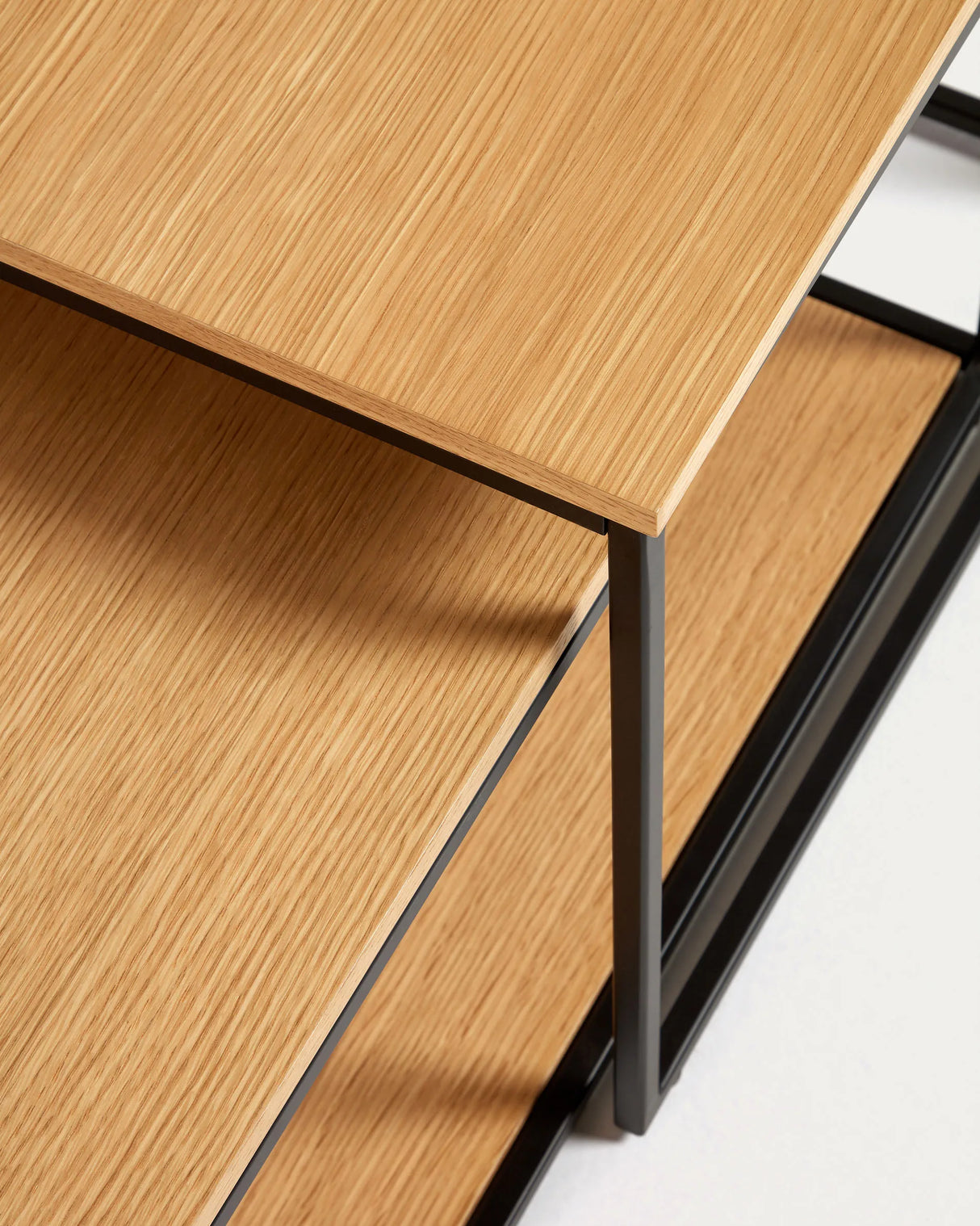 Yoana Set aus 2 Satzbeistelltischen aus Eichenfurnier und schwarz lackiertem Metallgestell von Kave Home – Produktbild 1