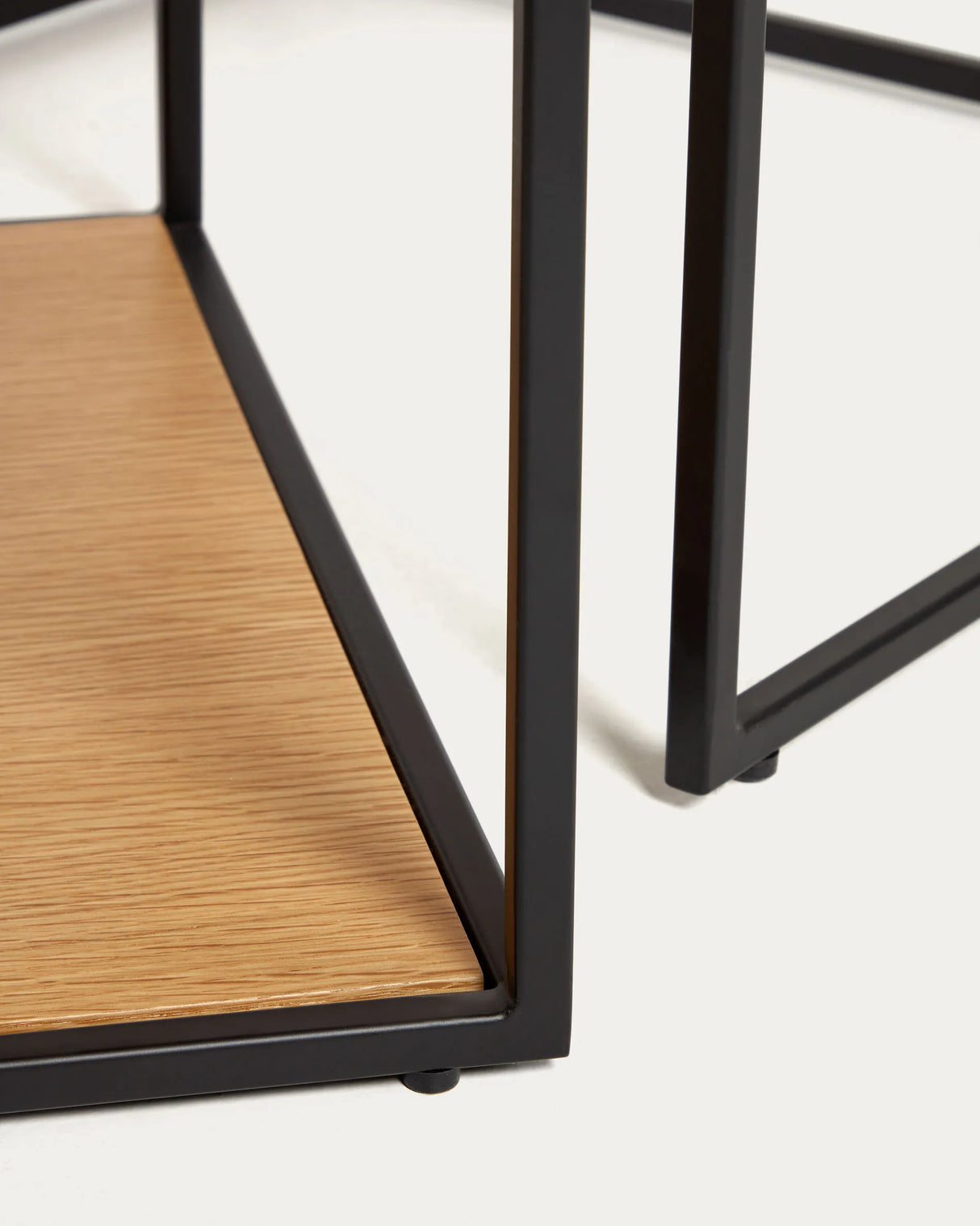 Yoana Set aus 2 Satzbeistelltischen aus Eichenfurnier und schwarz lackiertem Metallgestell von Kave Home – Produktbild 2