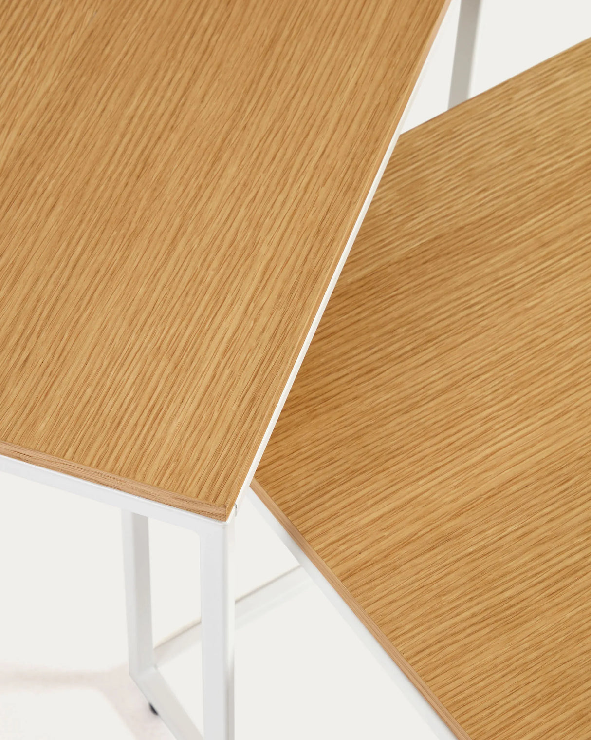 Yoana Set aus 2 Satzbeistelltischen aus Eichenfurnier und weißem Metallgestell von Kave Home – Produktbild 1