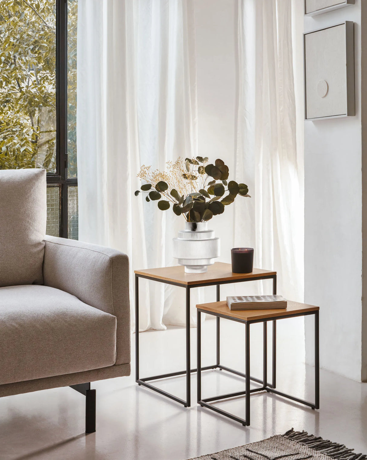 Yoana Set aus 2 Satzbeistelltischen in aus Eichenfurnier und Metall schwarz lackiert von Kave Home – Produktbild 4