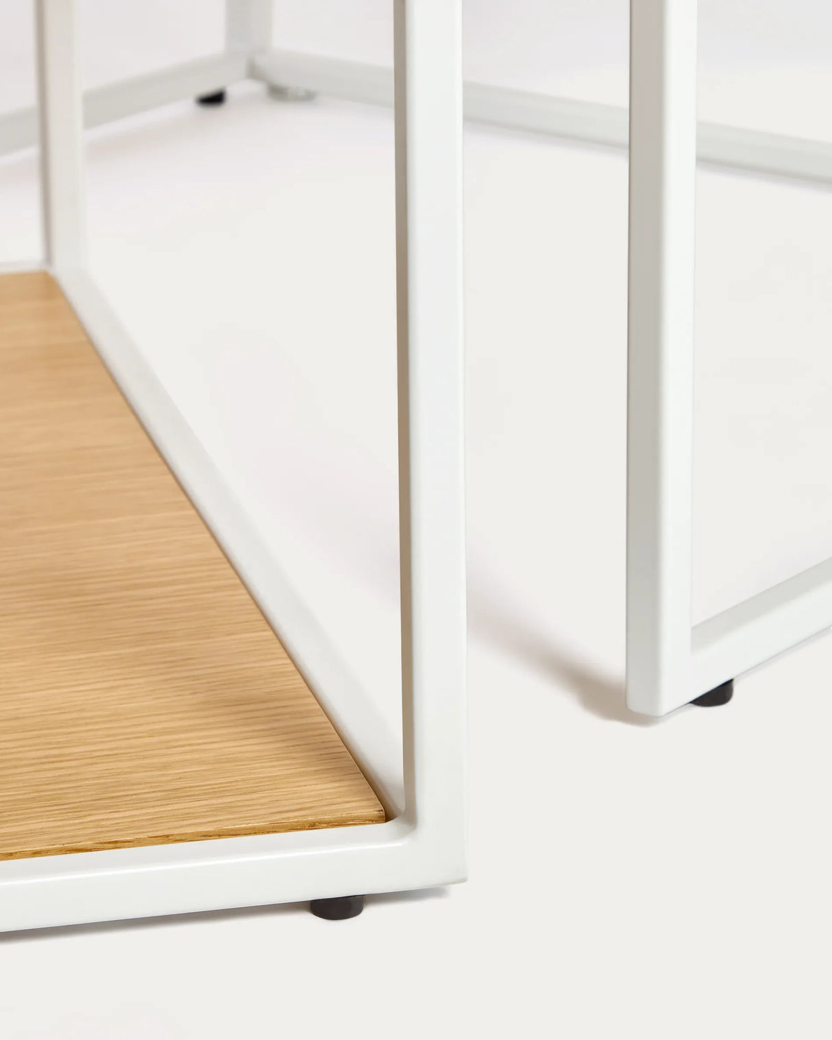 Yoana Set aus zwei Satztischen aus Eichenfurnier mit Metallgestell in Weiß von Kave Home – Produktbild 2