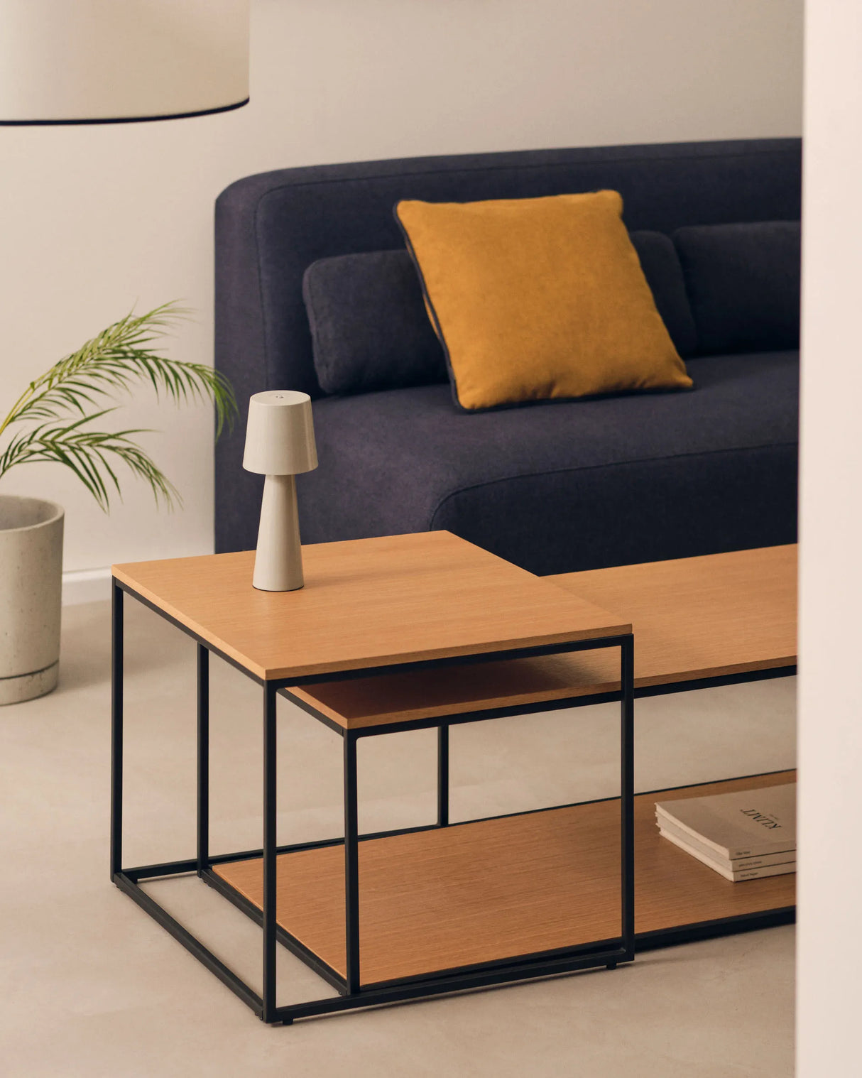 Yoana Set aus zwei Satztischen aus Eichenfurnier mit Metallgestell in Weiß von Kave Home – Produktbild 4