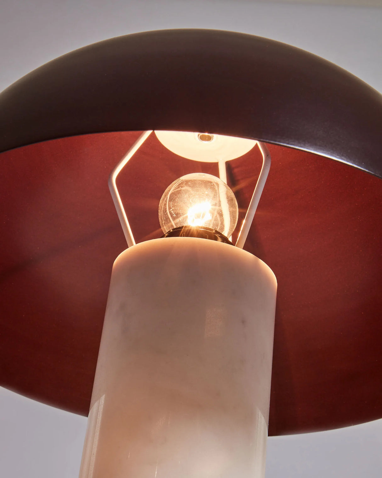 Zorione Tischlampe aus weißem Marmor und Metall mit braunem Finish von Kave Home – Produktbild 3