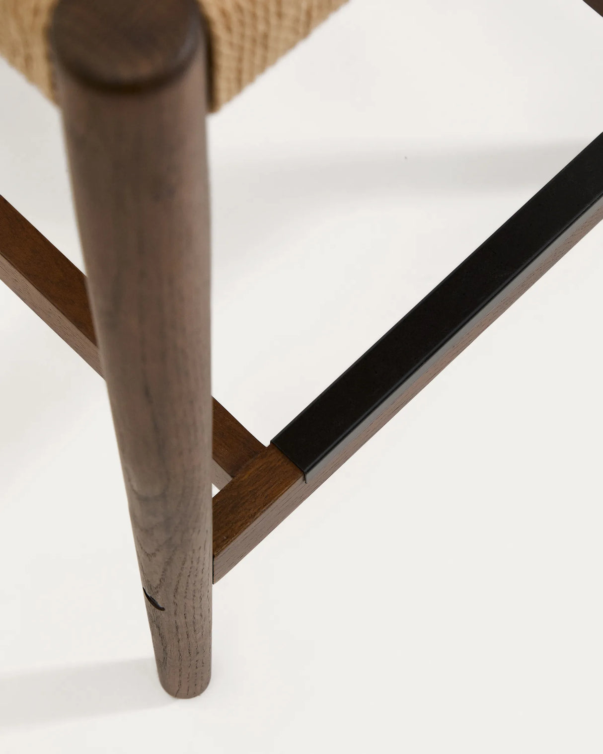 Analy Barhocker mit Rückenlehne aus massivem Eichenholz mit Nussbaum-Finish und Sitzfläche aus Seil, 65 cm, FSC 100% – Bild 10