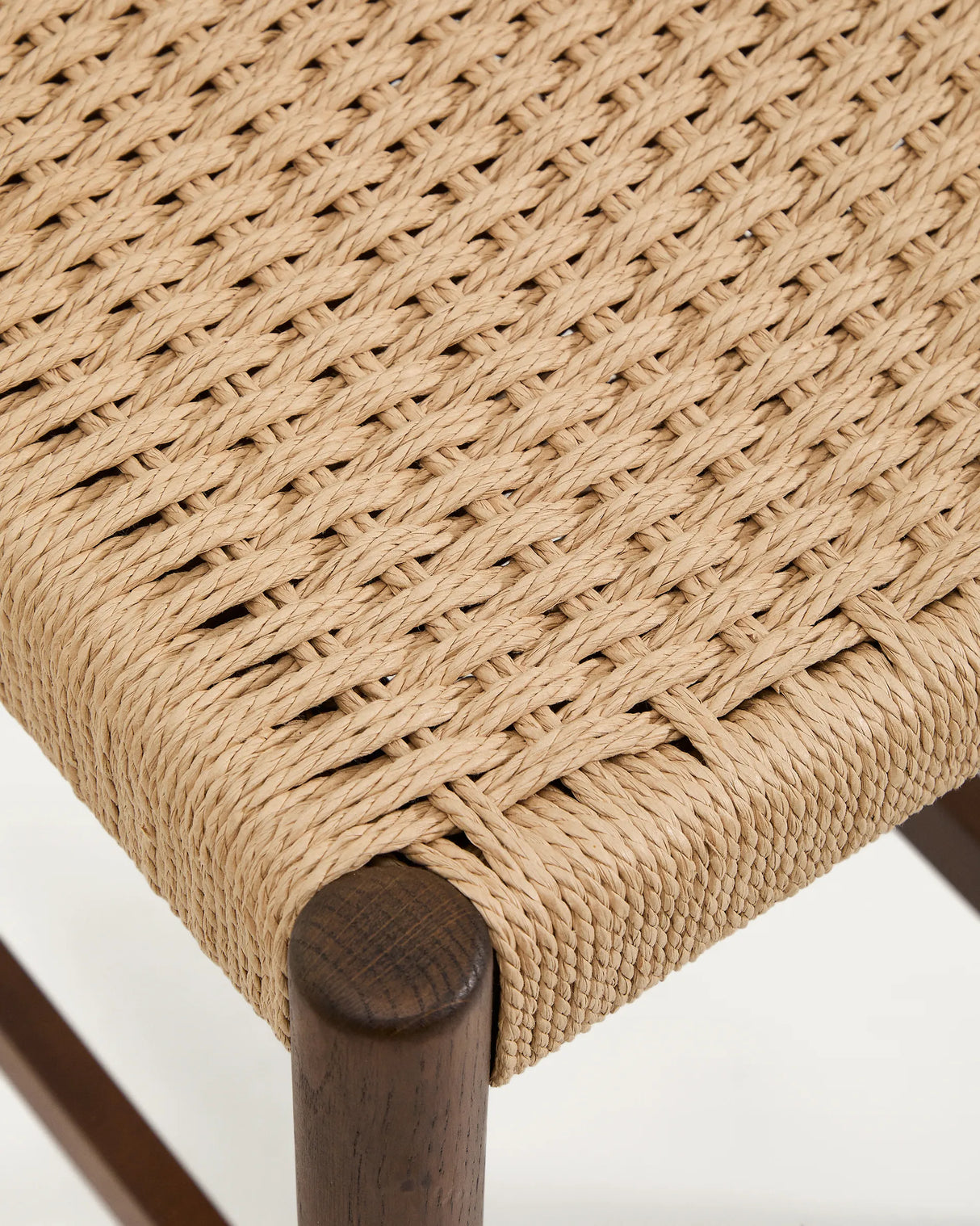 Analy Barhocker mit Rückenlehne aus massivem Eichenholz mit Nussbaum-Finish und Sitzfläche aus Seil, 65 cm, FSC 100% – Bild 8