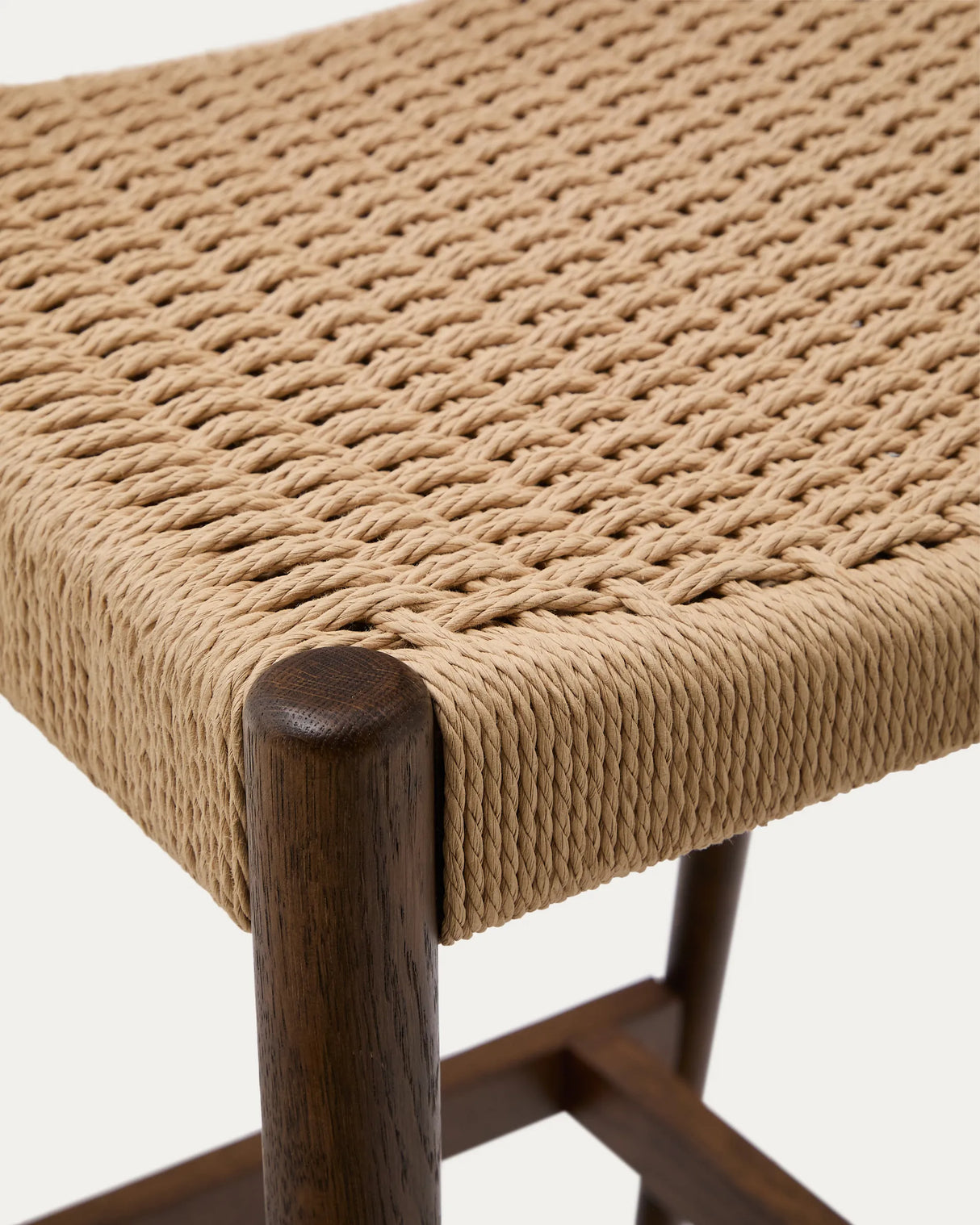 Analy Barhocker Rückenlehne massives Eichenholz mit Nussbaum-Finish und Seilsitzfläche 70 cm FSC 100% – Bild 3