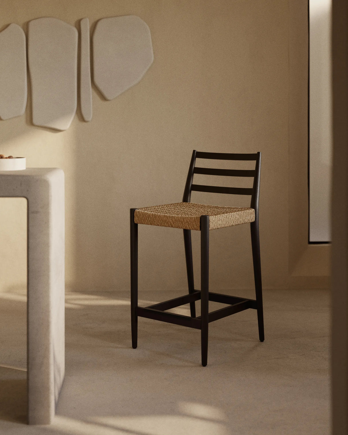 Analy Barhocker Rückenlehne massives Eichenholz mit schwarzem Finish und Sitzfläche aus Seil 65 cm FSC 100% – Bild 2