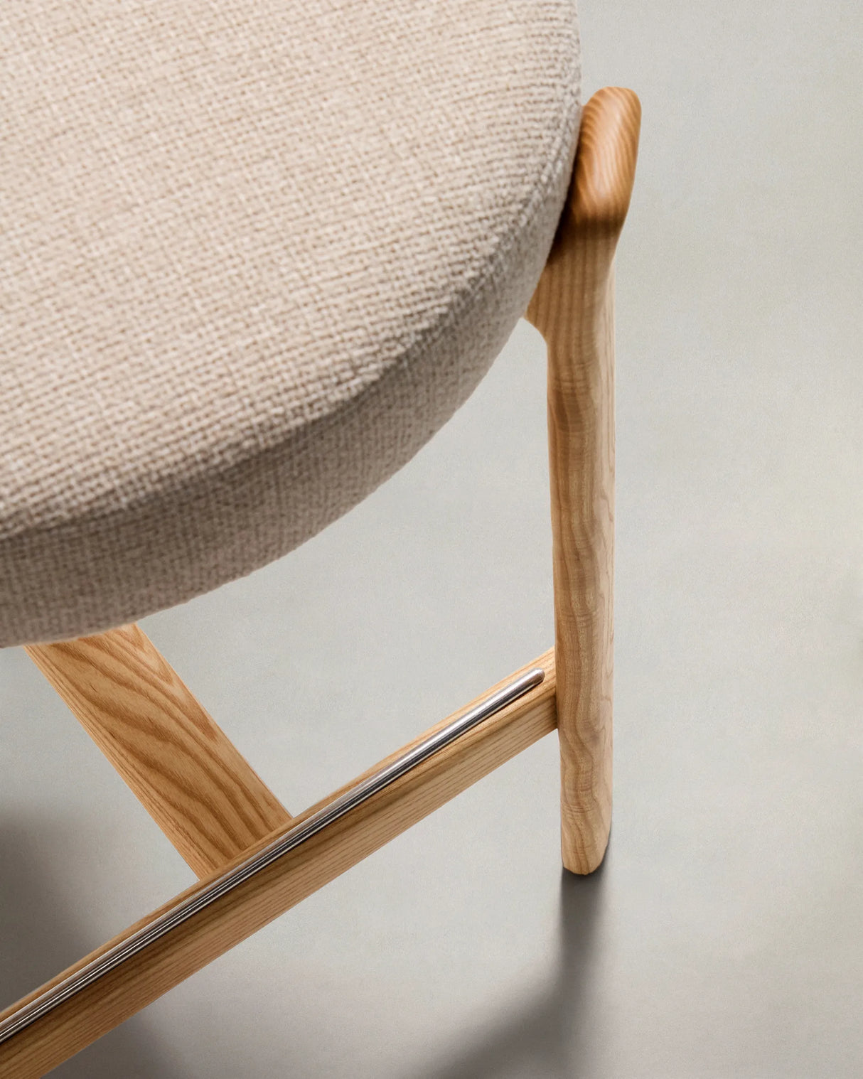 Hocker Granite aus beigefarbener Chenille und massivem Eschenholz mit naturfarbenem Finish, FSC 100%, 65 cm – Bild 8