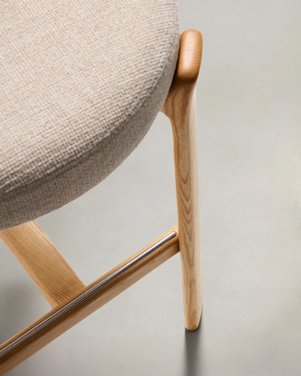 Hocker Granite aus beigefarbener Chenille und massivem Eschenholz mit naturfarbenem Finish, FSC 100%, 75 cm – Bild 10