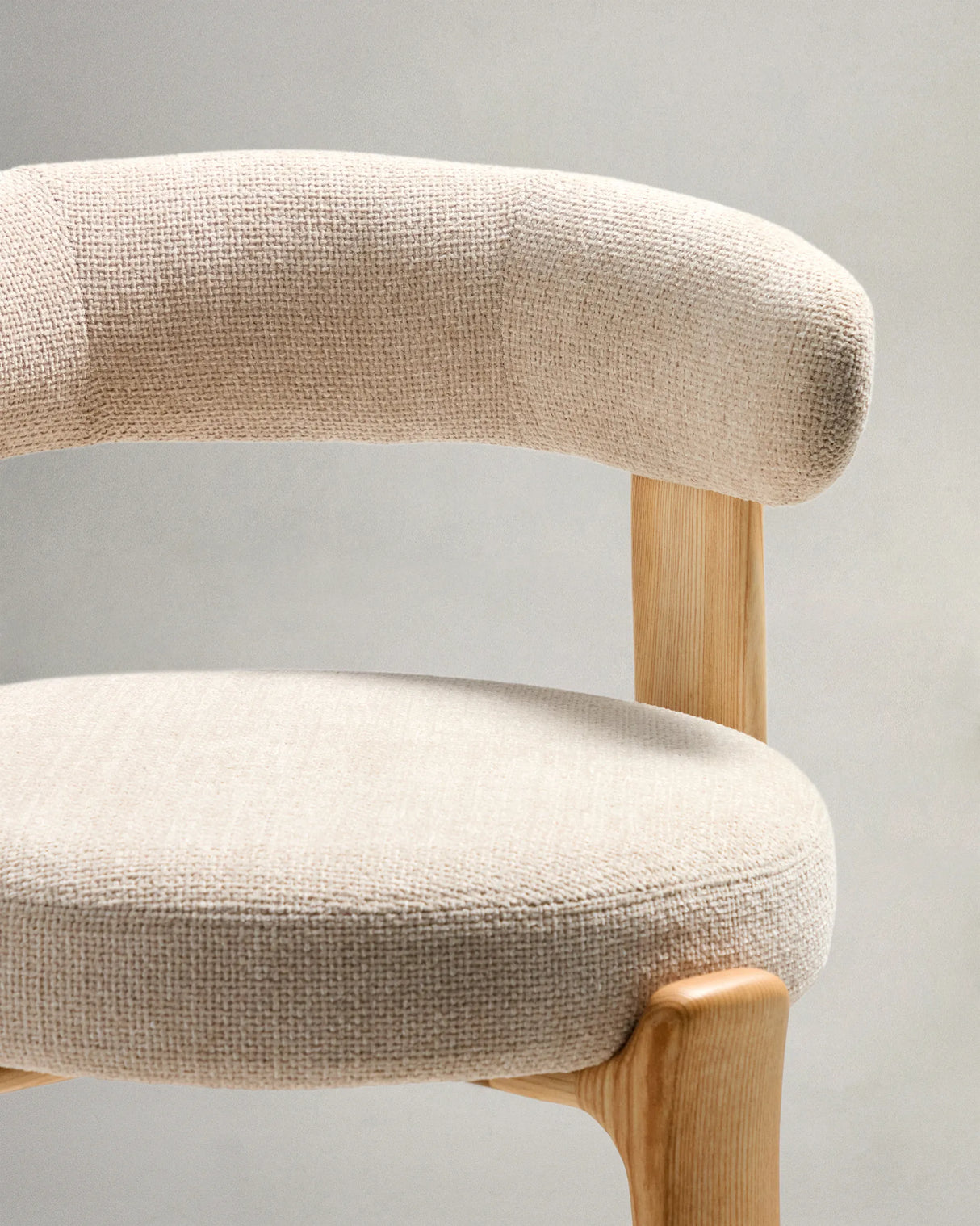 Hocker Granite aus beigefarbener Chenille und massivem Eschenholz mit naturfarbenem Finish, FSC 100%, 75 cm – Bild 8