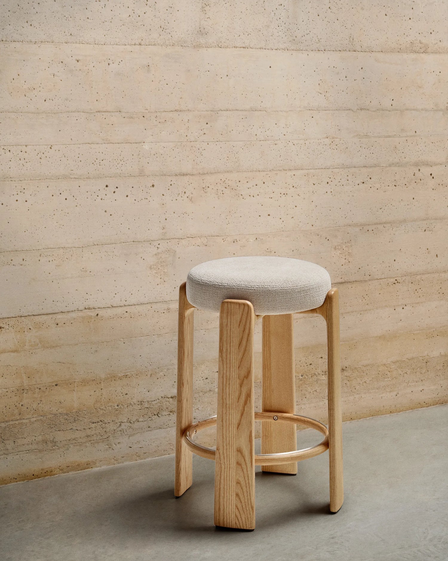 Hocker Granite aus beigefarbener Chenille und massivem Eschenholz mit naturfarbenem Finish, FSC 100%, 75 cm – Bild 2