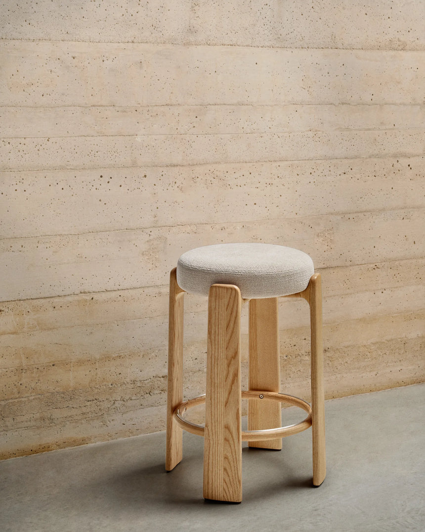 Hocker Granite aus beigefarbener Chenille und massivem Eschenholz mit naturfarbenem Finish, FSC 100%, 75 cm – Bild 2