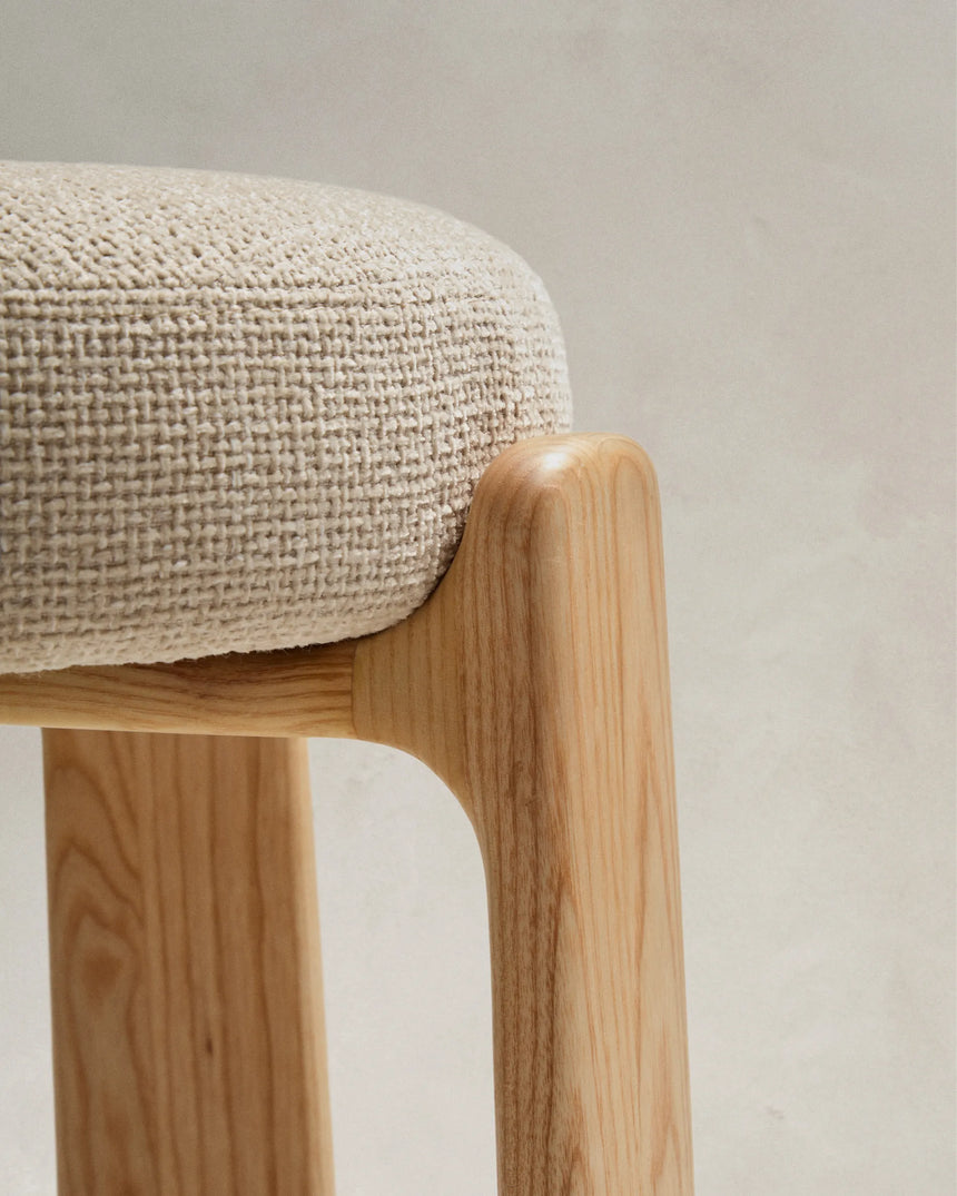 Hocker Granite aus beigefarbener Chenille und massivem Eschenholz mit naturfarbenem Finish, FSC 100%, 75 cm – Bild 5