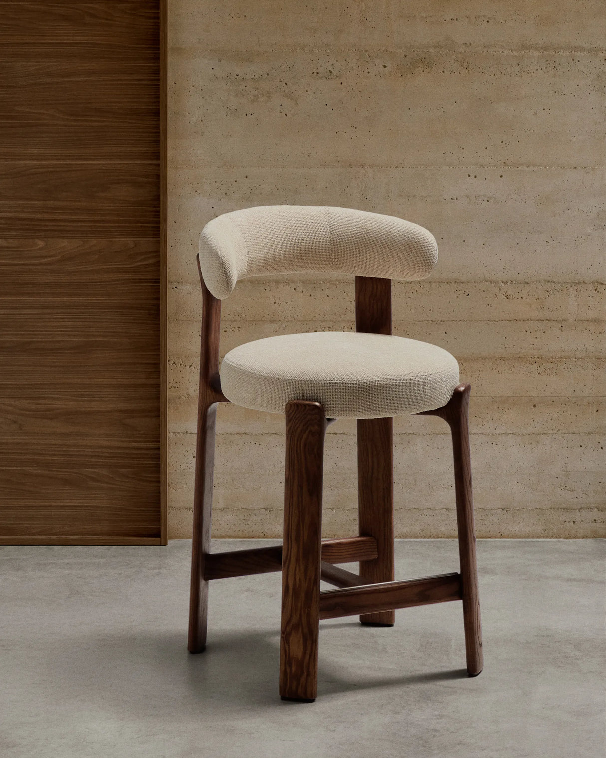 Hocker Granite aus beigefarbener Chenille und massivem Eschenholz mit walnussholzfarbenem Finish, FSC 100%, 65 cm – Bild 2