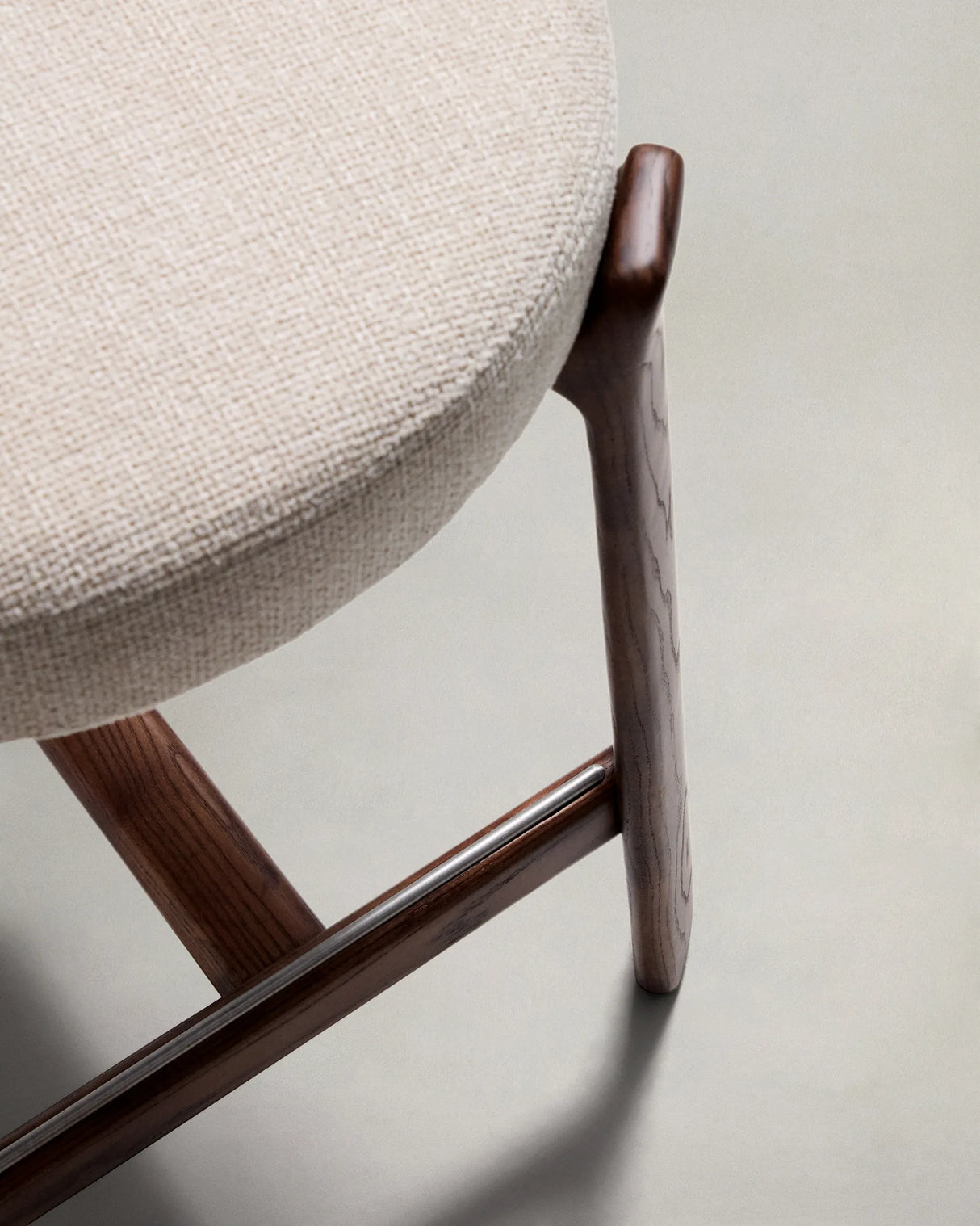 Hocker Granite aus beigefarbener Chenille und massivem Eschenholz mit walnussholzfarbenem Finish, FSC 100%, 65 cm – Bild 6