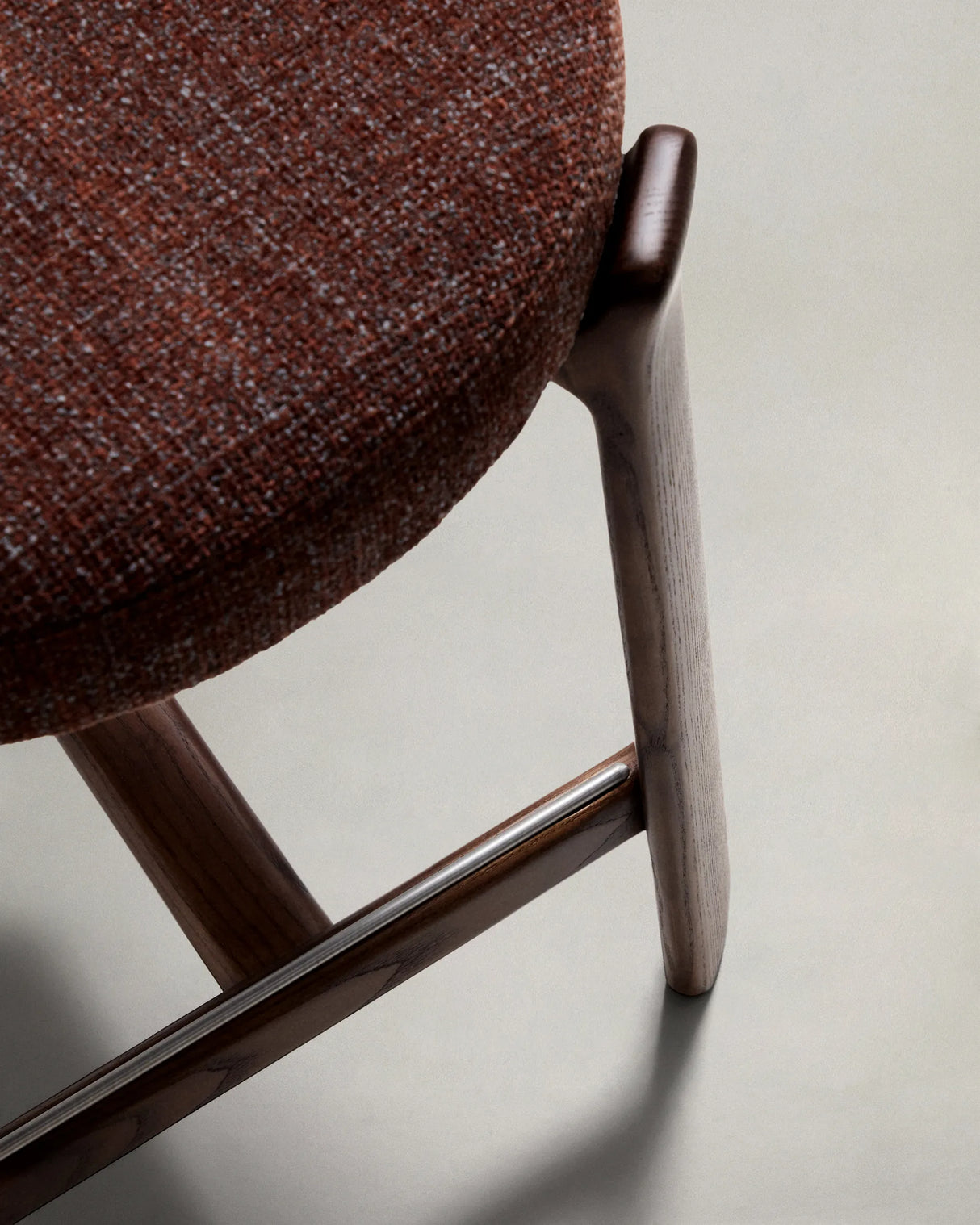 Hocker Granite aus brauner Chenille und massivem Eschenholz mit walnussholzfarbenem Finish, FSC 100%, 65 cm – Bild 7