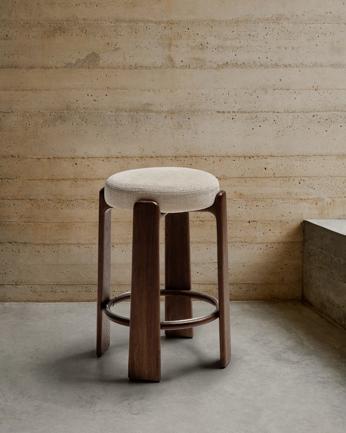 Hocker Granite aus Chenille und massivem Eschenholz in verschiedenen Farben, FSC 100%, 75 cm – Bild 2