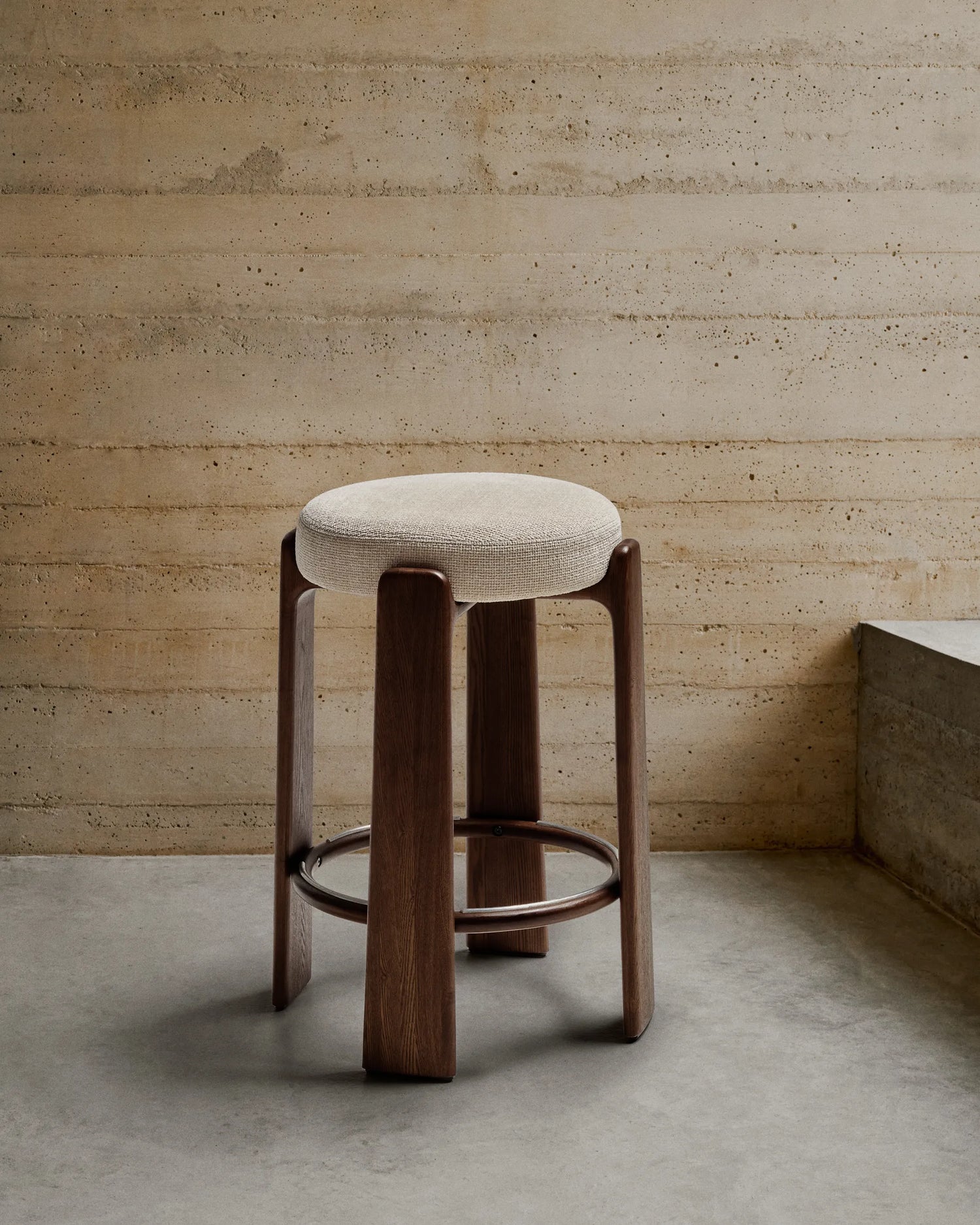 Hocker Granite aus Chenille und massivem Eschenholz in verschiedenen Farben, FSC 100%, 75 cm – Bild 2
