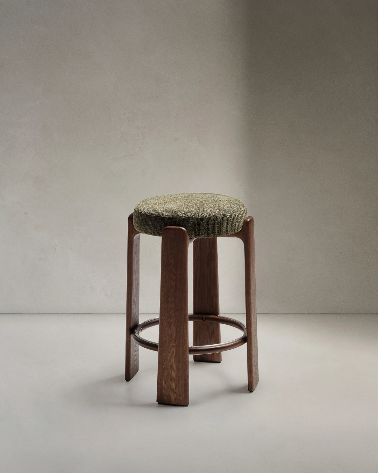 Hocker Granite aus grüner Chenille und massivem Eschenholz mit nussbaumfarbenem Finish, FSC 100%, 75 cm – Bild 1