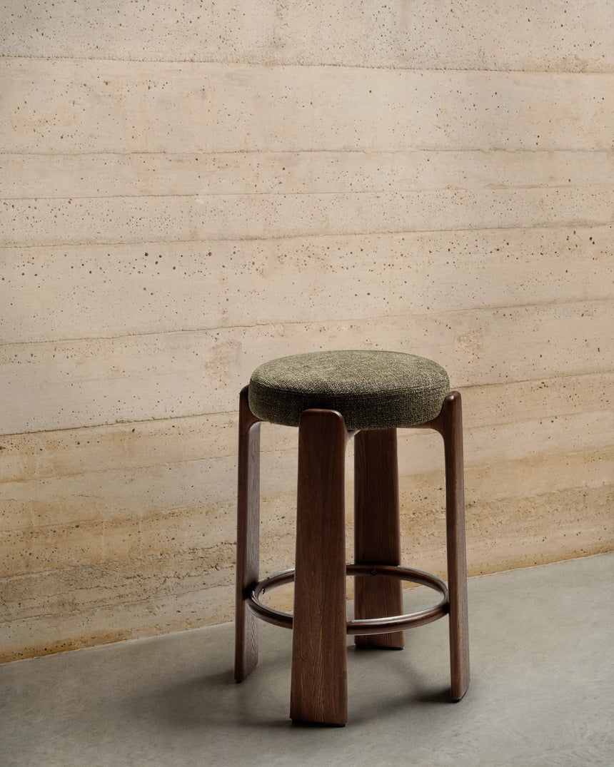 Hocker Granite aus grüner Chenille und massivem Eschenholz mit nussbaumfarbenem Finish, FSC 100%, 75 cm – Bild 2