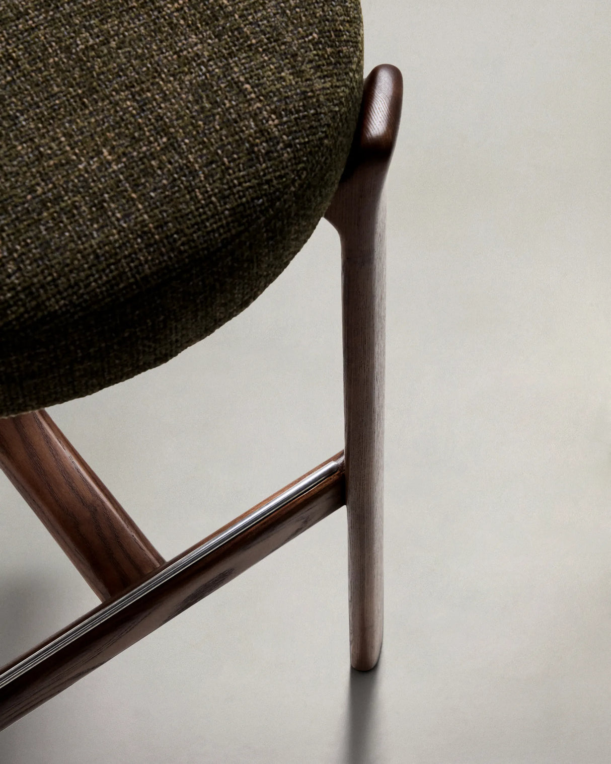 Hocker Granite aus grüner Chenille und massivem Eschenholz mit walnussholzfarbenem Finish, FSC 100%, 75 cm – Bild 10