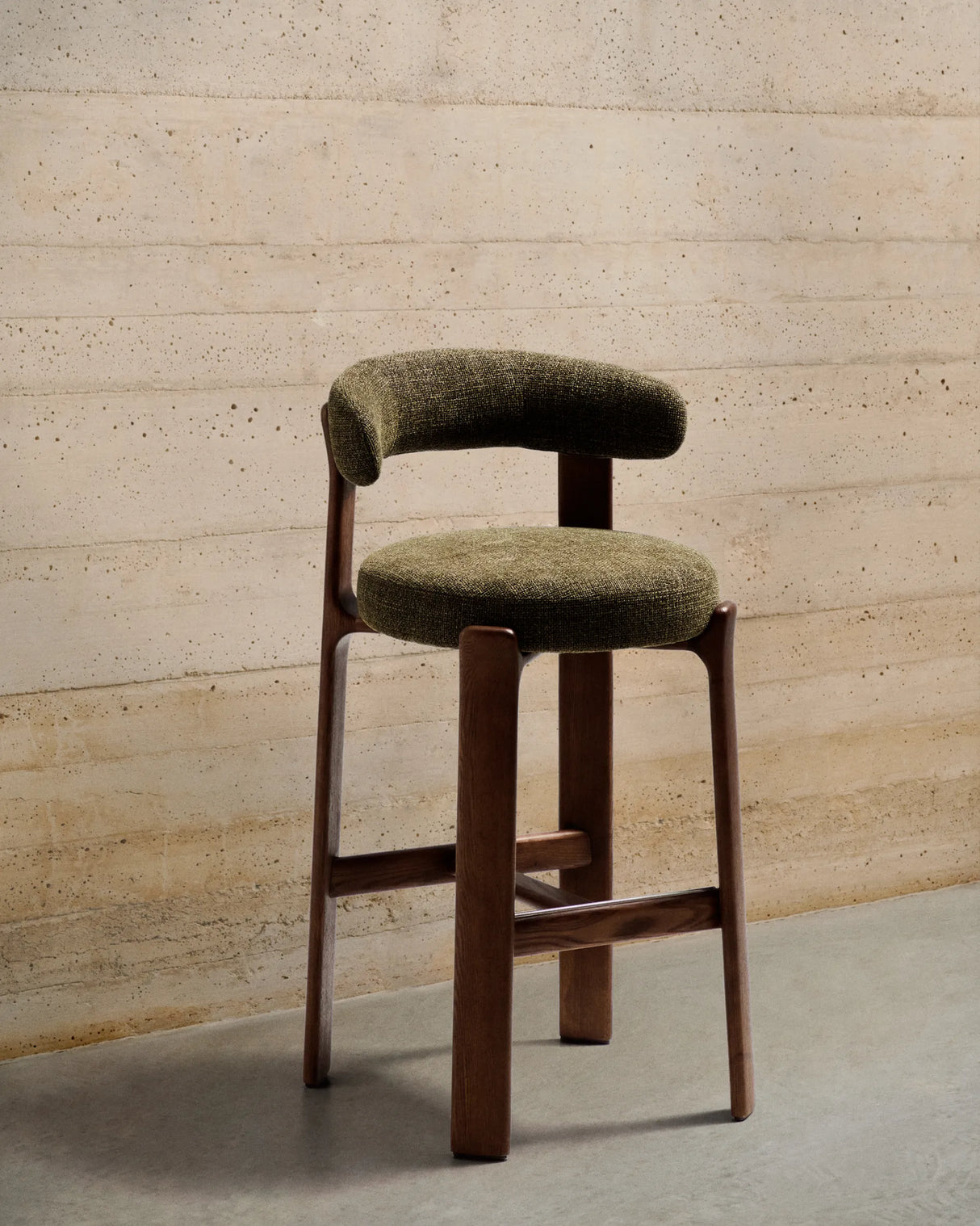 Hocker Granite aus grüner Chenille und massivem Eschenholz mit walnussholzfarbenem Finish, FSC 100%, 75 cm – Bild 2