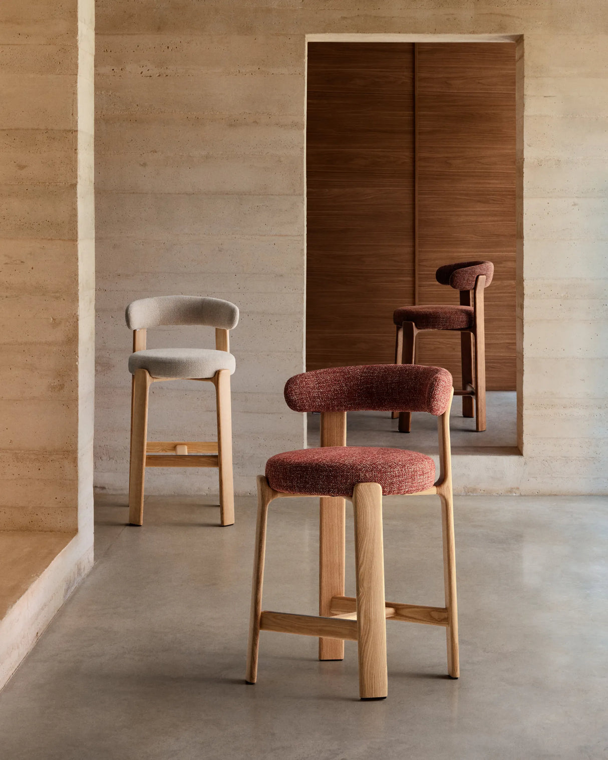 Hocker Granite aus terrakottafarbener Chenille und massivem Eschenholz mit naturfarbenem Finish, FSC 100%, 75 cm – Bild 3