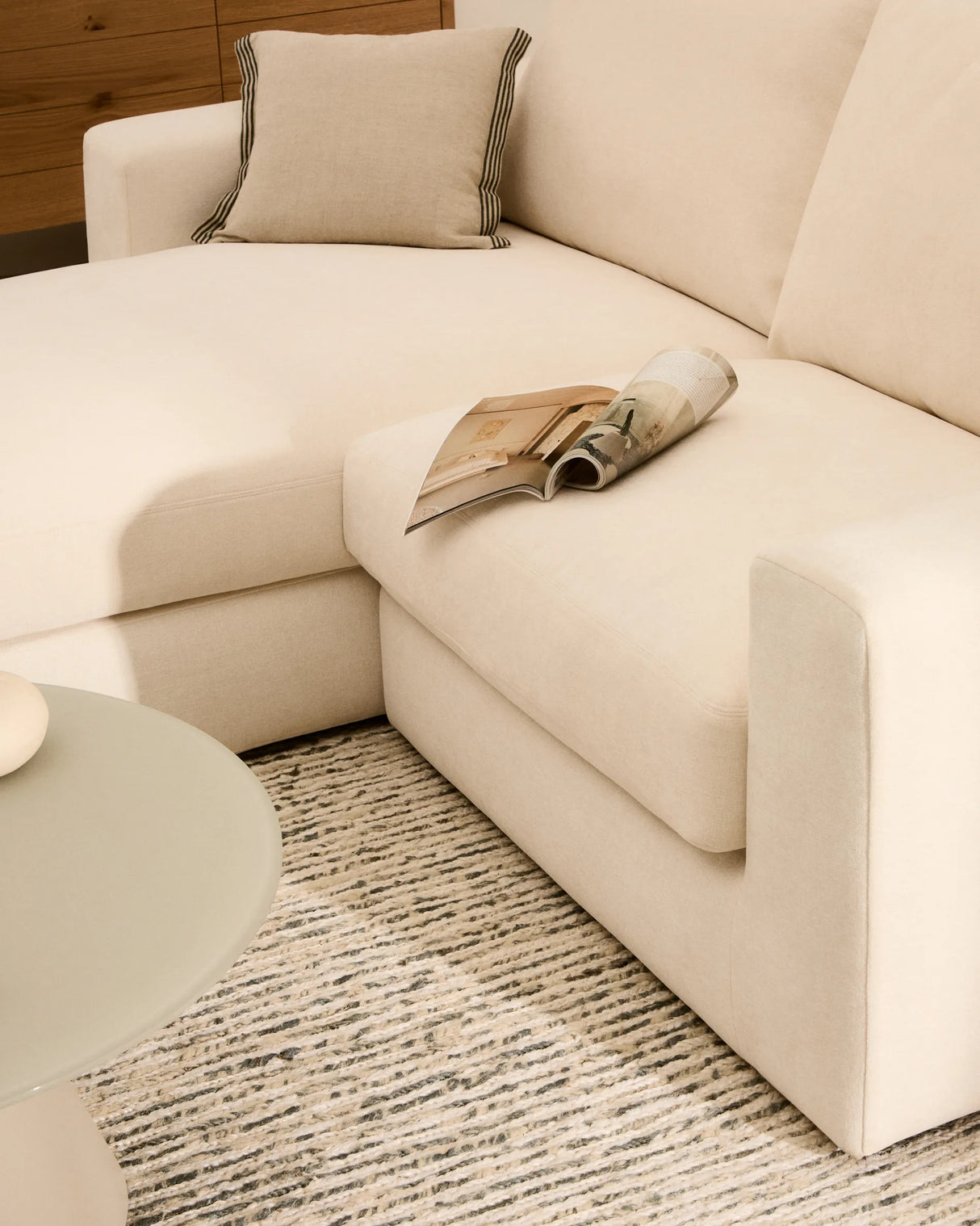 Modulares Sofa Alea für 3 Personen mit abnehmbarem Bezug aus Chenille mit Chaiselongue in Ecru, 220 cm – Bild 4