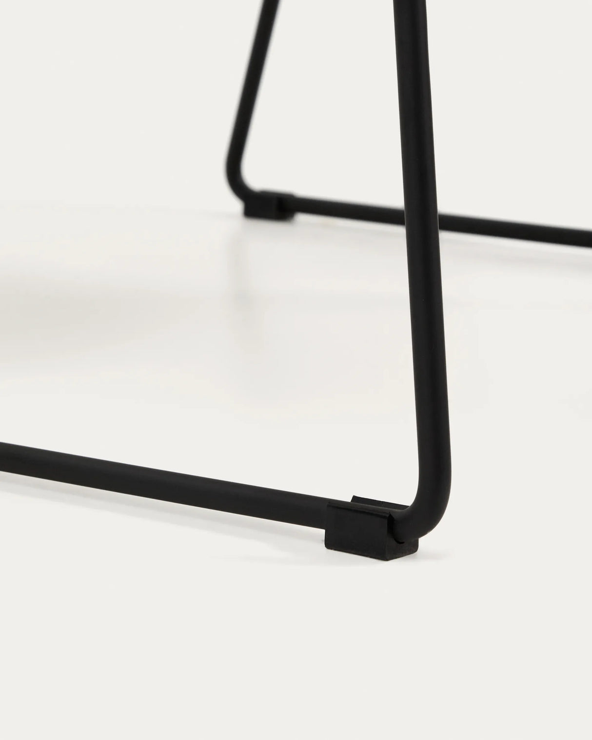 Sessel Asen in Chenille mit schwarzen Stahlbeinen FSC 100% – Bild 10