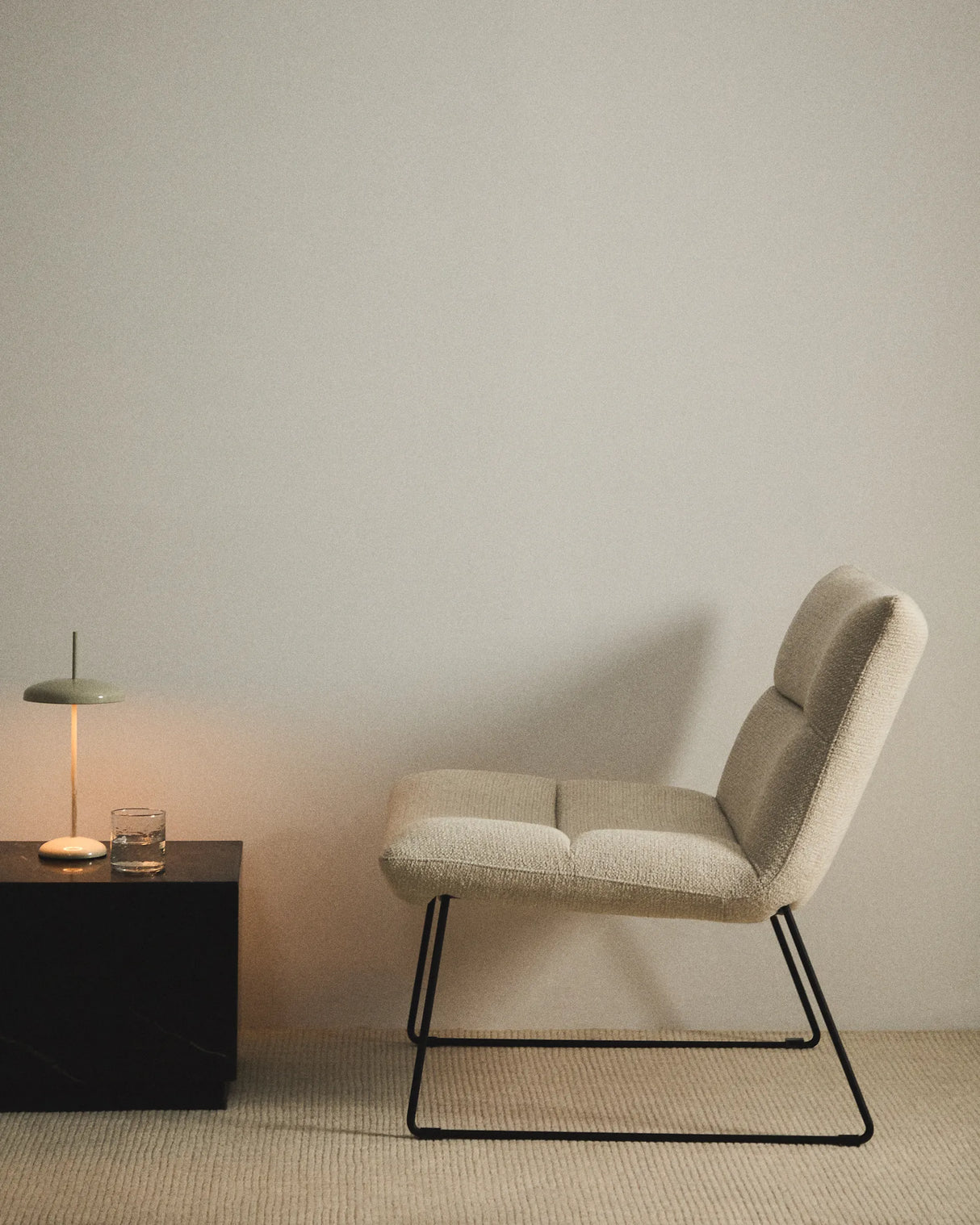 Sessel Asen in Chenille mit schwarzen Stahlbeinen FSC 100% – Bild 2