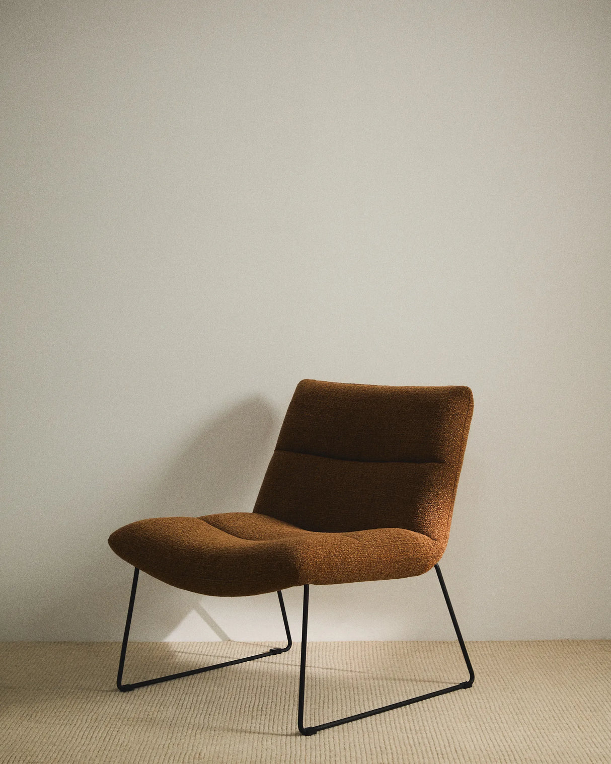 Sessel Asen in terrakottafarbener Chenille mit schwarzen Stahlbeinen FSC 100% – Bild 3