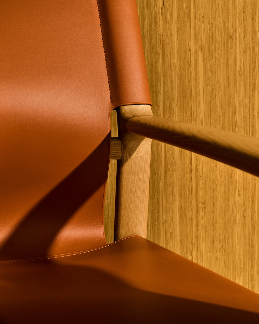 Sessel Jan aus recycelten Lederfasern in Hellbraun und massivem Eschenholz FSC 100 % mit Finish in natürlichem Farbton – Bild 4