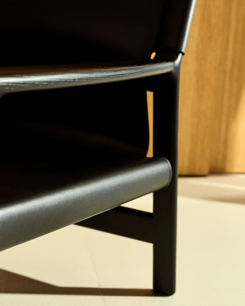 Sessel Jan aus recycelten Lederfasern in Schwarz und massivem Eschenholz FSC 100 % mit schwarzem Finish – Bild 3