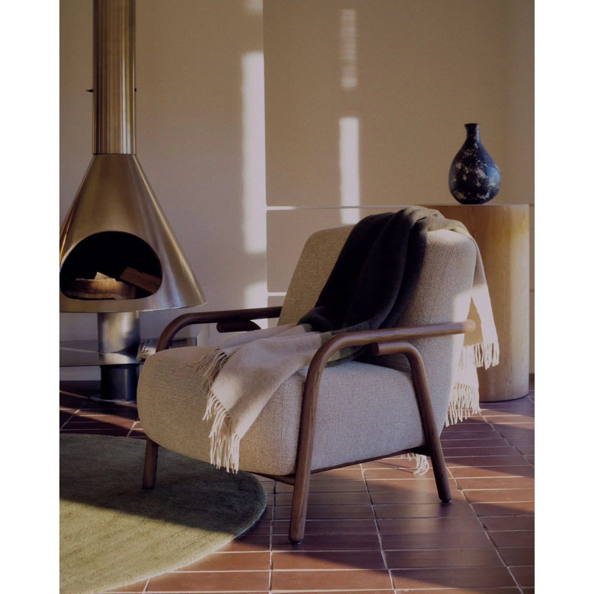 Sessel Sylo aus beiger Chenille und massivem Eschenholz mit nussbaumfarbenem Finish, FSC 100 % – Bild 2