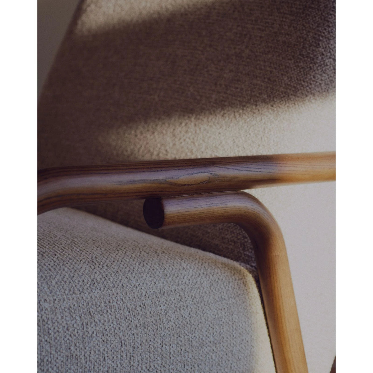 Sessel Sylo aus beiger Chenille und massivem Eschenholz mit nussbaumfarbenem Finish, FSC 100 % – Bild 3